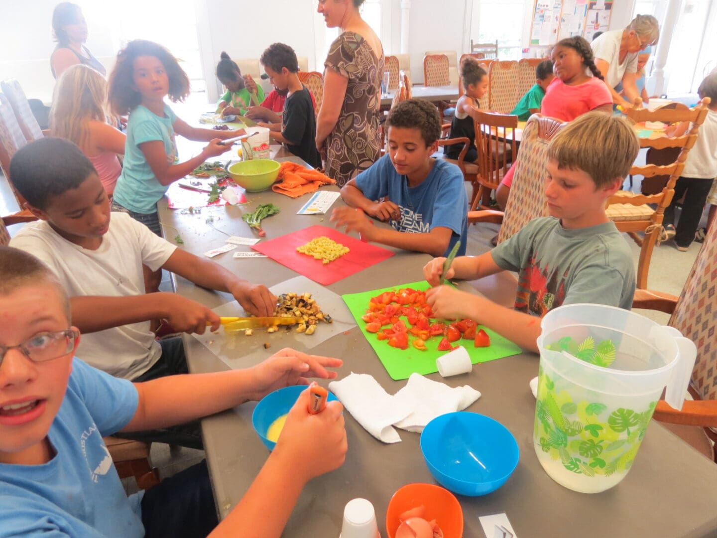 Children preparing food together in a workshop.